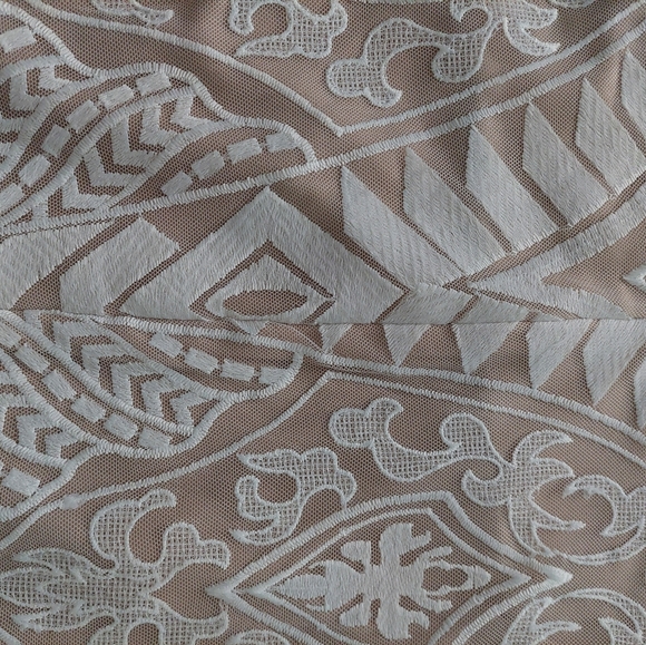 Ivory and nude dress - Picture 3 of 4